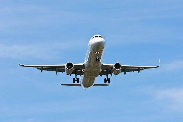 Două avioane au trebuit să devieze de la traseul lor pentru a evita o aeronavă-spion a NATO