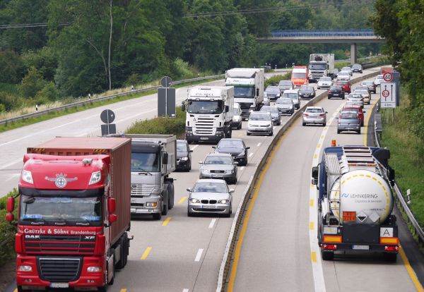 UNTRR solicită măsuri urgente pentru reducerea timpilor de aşteptare pentru vehiculele comerciale de transport mărfuri