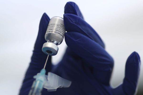 FDA autorizează vaccinarea cu doze ''booster'' Pfizer-BioNTech pentru tinerii de 16 şi 17 ani