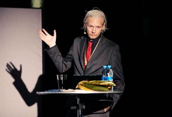 Julian Assange a suferit un accident vascular cerebral în prima zi a apelului la Înalta Curte