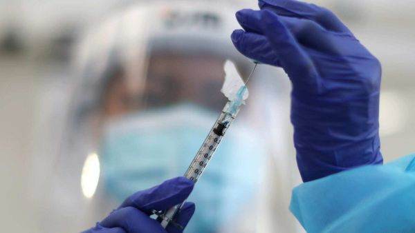 Vaccinul Pfizer oferă protecţie împotriva riscului de spitalizare în timpul valului de infectări cu Omicron