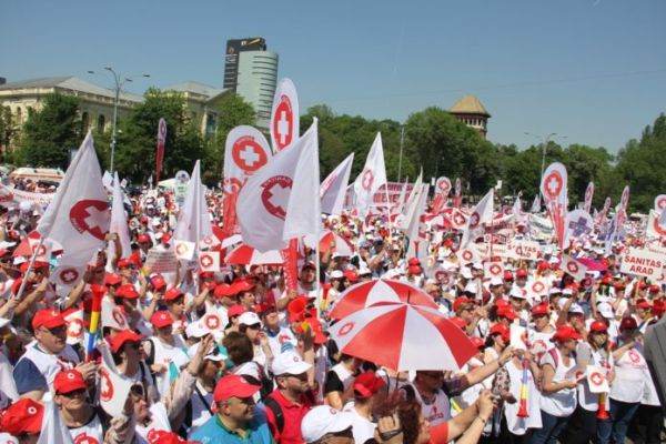 Sindicaliştii SANITAS au organizat un protest în faţa Guvernului