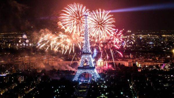 Franţa interzice petrecerile în stradă şi focurile de artificii de Revelion