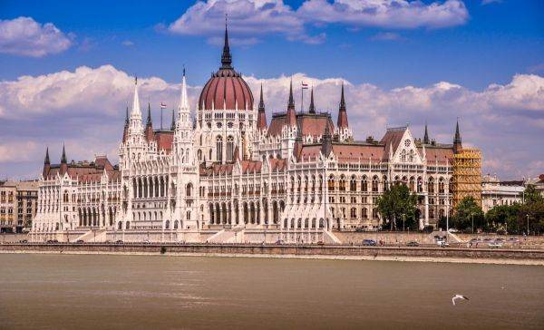 Ungaria amână investiţii de peste două miliarde de dolari