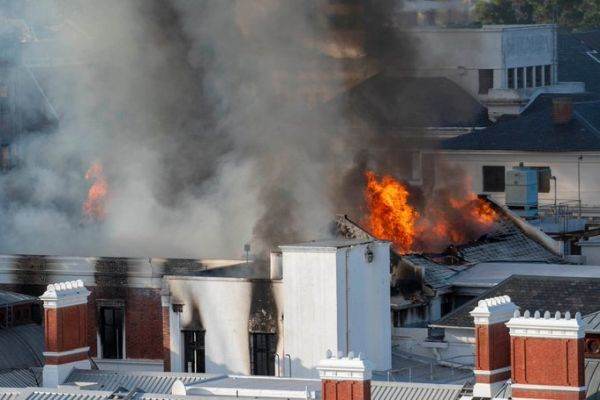 Incendiu la sediul Parlamentului Africii de Sud din Cape Town