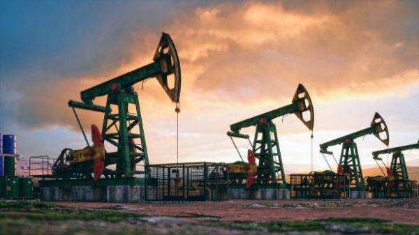 Organizaţia Ţărilor Exportatoare de Petrol şi Rusia vor decide dacă vor continua să deschidă mai mult robinetul, în februarie