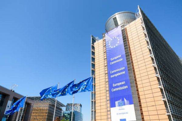 UE respinge acuzaţiile că ar fi încercat să îşi prezinte pe furiş planurile privind investiţiile ''verzi''