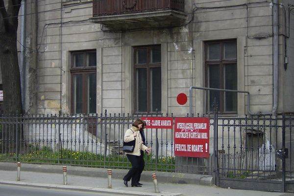 Consolidarea clădirilor cu risc seismic- pe bani publici, dar cu interdicţii de vânzare