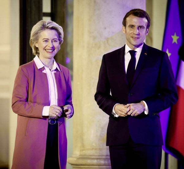 Ursula von der Leyen şi Emmanuel Macron ( Sursa foto: Twitter)