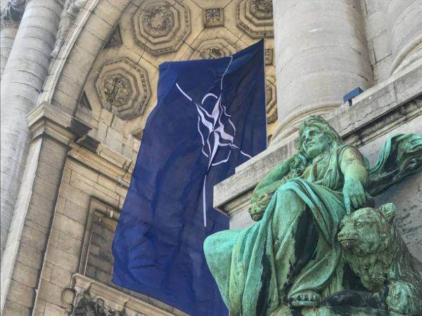 Miniştrii de externe se întrunesc pentru a adopta o poziţie comună în perspectiva Consiliului NATO-Rusia