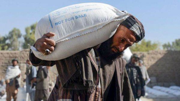 Talibanii extind la nivel naţional plata muncitorilor din sectorul public cu 10 kilograme de grâu pe zi