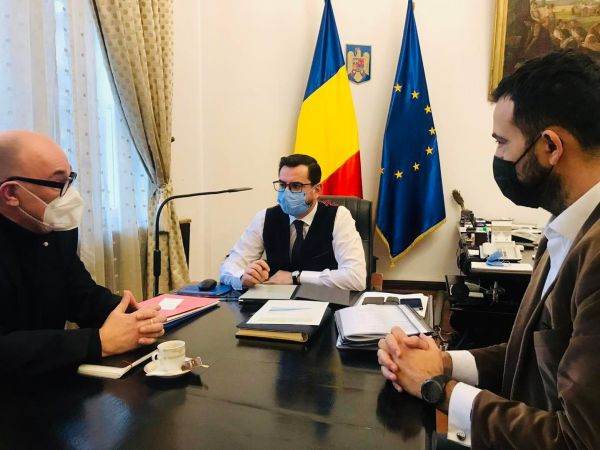 Adrian Ionut Chesnoiu şi reprezentanţii Azomureş (Sursa foto: Facebook)