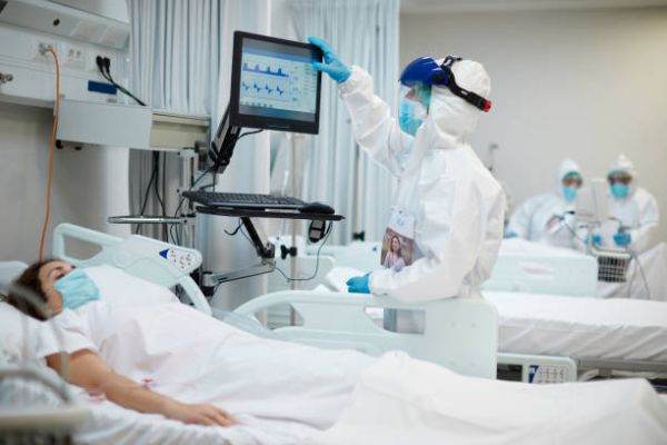 Risc de spitalizare redus cu 53% şi de deces cu 91% în cazul infectării cu Omicron, faţă de Delta
