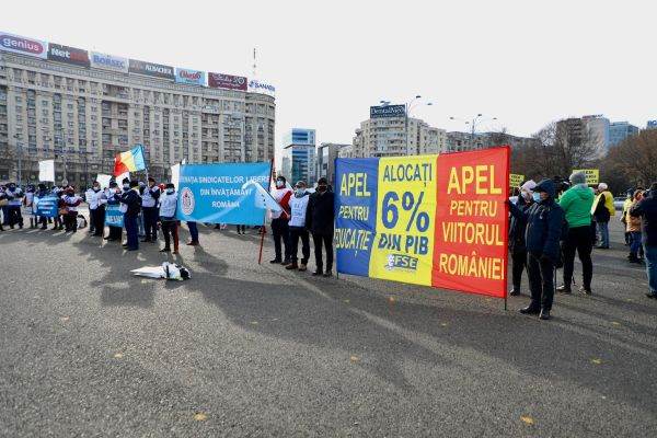 Profesorii au ieşit în stradă: "Mereu sacrificaţi, niciodată respectaţi"
