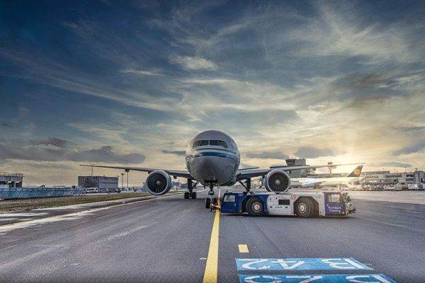 Companiile aeriene au anulat peste 2.700 de zboruri din cauza unei furtuni de iarnă pe Coasta de Est