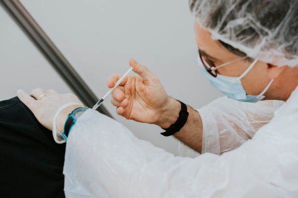 Cea de-a patra doză de vaccin, mai puţin eficientă împotriva Omicron