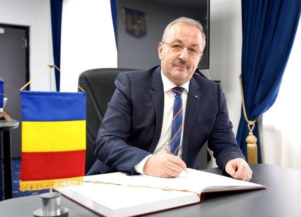 "Nu putem să minimalizăm şansele unui conflict armat în zona graniţei Ucrainei. Asta nu înseamnă că Româ­nia va fi implicată în acest război; e clar că nu va fi niciun fel de implicare, oamenii pot să stea liniştiţi din acest punct de vedere. Însă, atunci când în apropierea ta se întâmplă ceva, trebuie să intri într-o stare, dacă nu de alarmă, măcar de veghe", a ţinut să liniştească populaţia, recent, Vasile Dîncu, ministrul Apărării Naţionale.