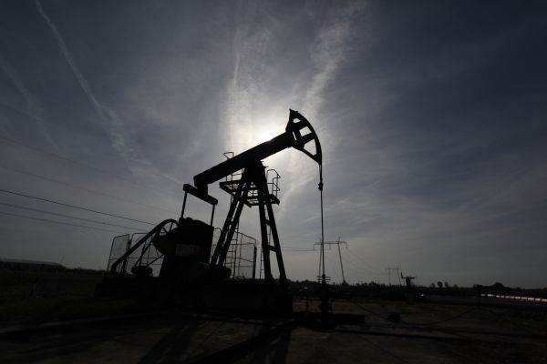 Preţul petrolului creşte continuu, pe fondul tensiunilor dintre Rusia şi Ucraina