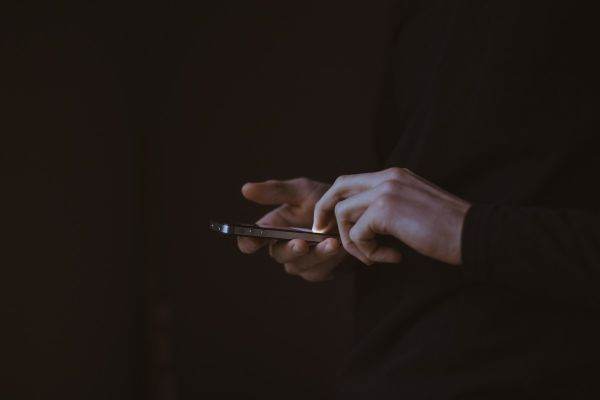 Telefoanele inteligente, atacate cu ajutorul SMS-urilor