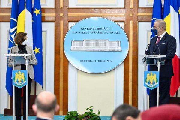 Florence Parly şi Vasile Dîncu ( Sursa foto: Twitter Florence Parly)