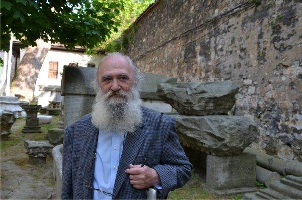 Regretatul universitar Mihai Dumitru, specialist în icoane şi pictură religioasă, printre pietrele Constantinopolului