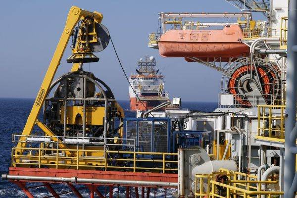 OPEC+ continuă să majoreze producţia de ţiţei în ţinta de 400.000 de barili/zi