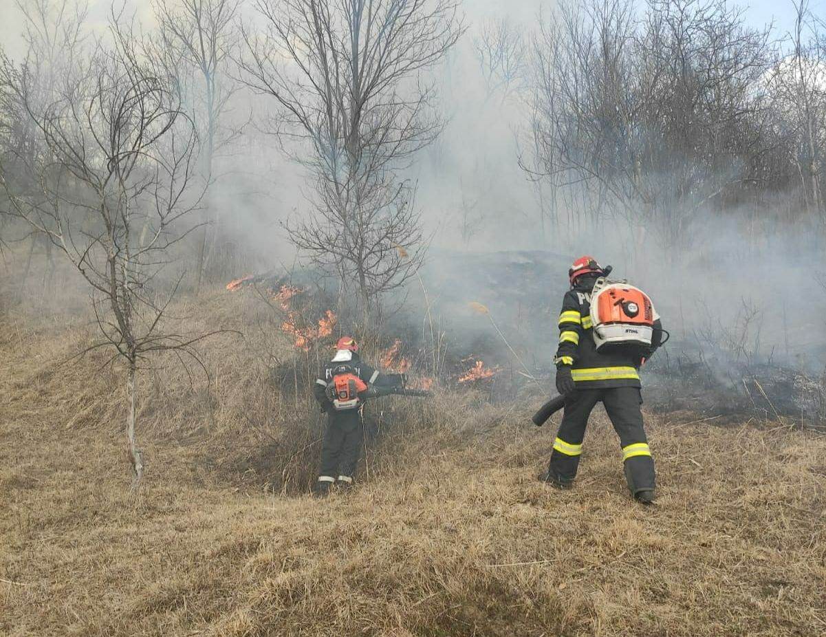Incendierea vegetaţiei uscate, o practică ilegală des întâlnită în Buzău