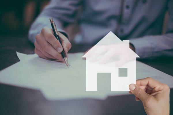 Cumpărarea unei locuinţe, între scumpirea creditelor şi cota redusă de TVA