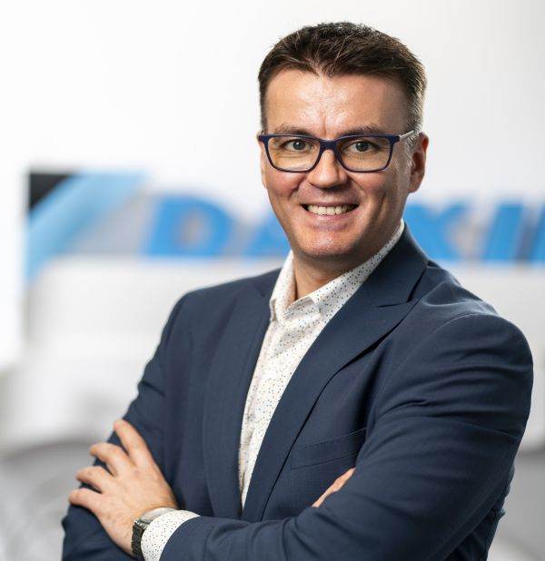 Daikin extinde gama de produse Bluevolution, cu noul R-32 Small Inverter Chiller