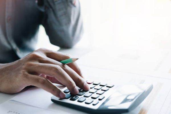 Comisia de Prognoză a revizuit în scădere la 4,3% estimarea de creştere economică pentru acest an