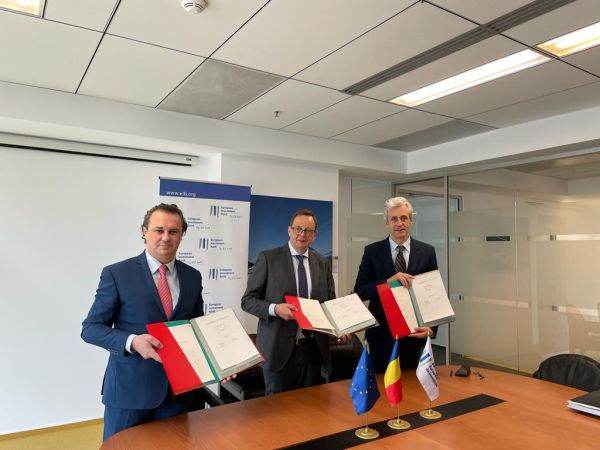 Gabriel Andronache, preşedintele Directoratului Transelectrica, Florin Tătaru, membru al Directoratului Transelectrica şi Christian Kettel Thomsen, Vice-preşedinte al Băncii Europene de Investiţii