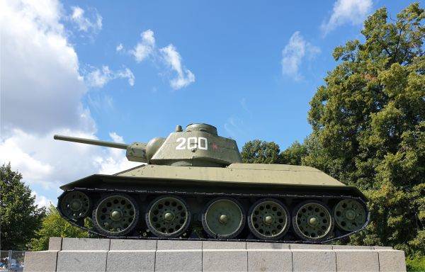 Tanc sovietic la Berlin