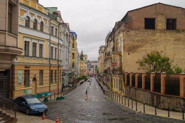 Autorităţile din Kiev cer locuitorilor să nu iasă din case