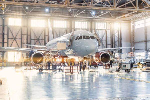 Conflictul din Ucraina loveşte în aripă industria de transport aerian