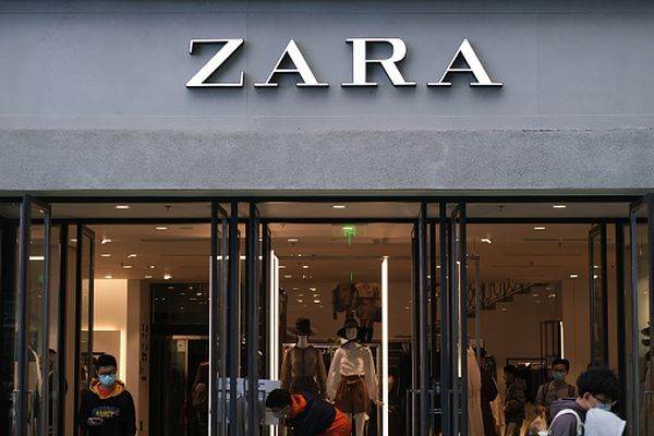 Zara îşi închide toate magazinele din Rusia