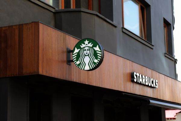 McDonald's, Starbucks şi alte lanţuri americane se retrag din Rusia