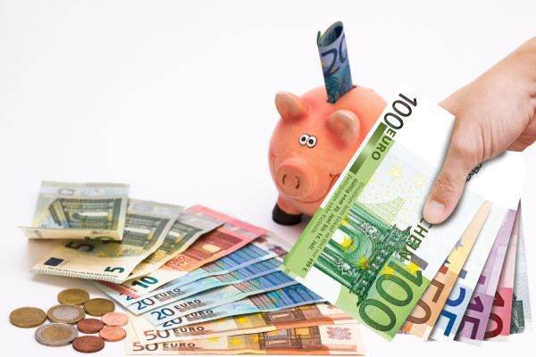 De ce a crescut brusc cererea de euro?