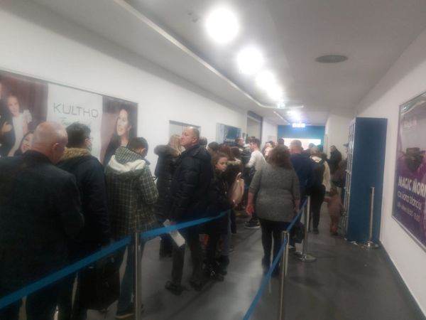Cozi de zeci de persoane şi mii de programări la centrele de eliberare paşapoarte