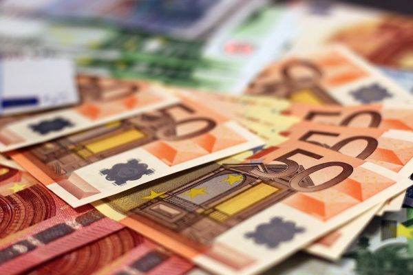 Euro - la paritate sau sub dolar, din cauza conflictului Rusia-Ucraina