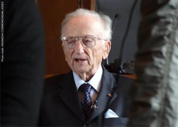 Benjamin Ferencz, procuror şef în procesul Einsatzgruppen din 1947, ultimul procuror supravieţuitor al procesului de la Nürnberg, în care au fost anchetaţi pentru crime de război, crime împotriva umanităţii şi genocid liderii germani din timpul regimului lui Adolf Hitler.