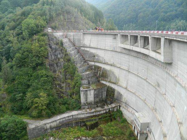 Hidroconstrucţia - îngenuncheată de creşterile preţurilor din energie şi construcţii