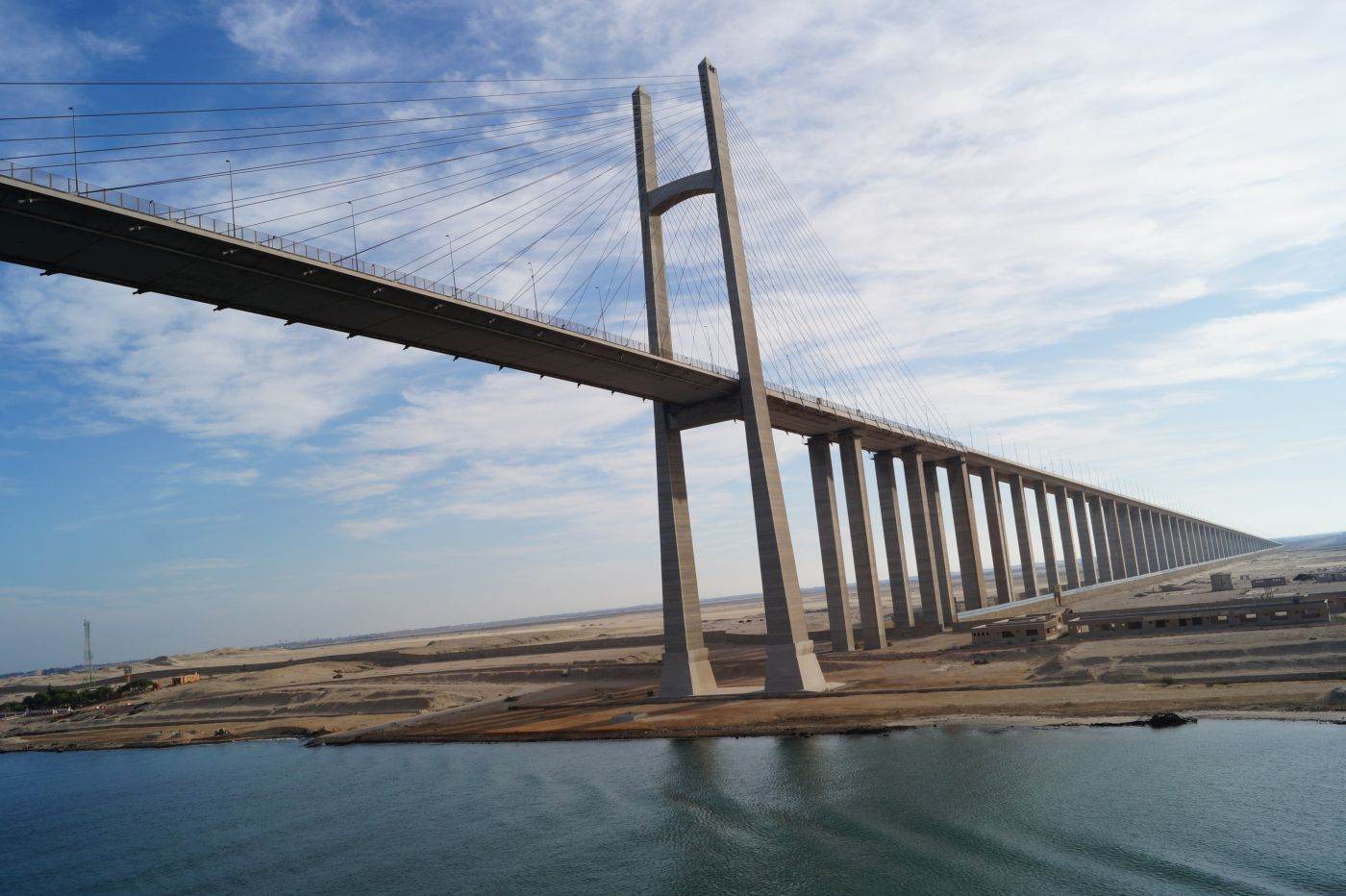 Transportul maritim prin Canalul Suez - vital pentru statele riverane Mării Negre