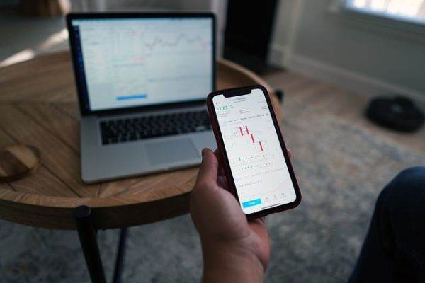 Investitorii individuali rămân fideli acţiunilor tech, în ciuda volatilităţii recente
