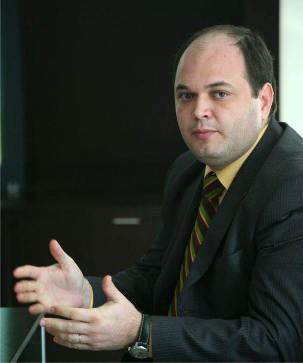Ionuţ Dumitru, economistul-şef al Raiffesen Bank: "Noi anticipăm anul acesta o creştere economică mai mică decât anticipam iniţial. Prognoza noastră iniţială era de 4,7%, am modificat-o recent la 2,2%. Avem incertitudini foarte mari, totul depinde de (...) conflictul militar din Ucraina. Este clar că peste tot în lume, şi în Europa şi pe alte continente, condiţiile economice s-au deteriorat".