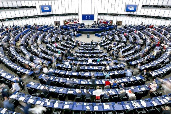 Parlamentul European cere embargo total şi imediat pe importurile de petrol, cărbune şi gaze din Rusia