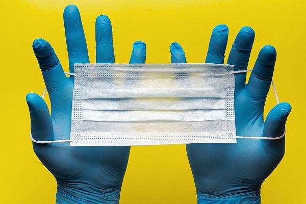 Măştile de protecţie vândute de Romarm sub costul de producţie