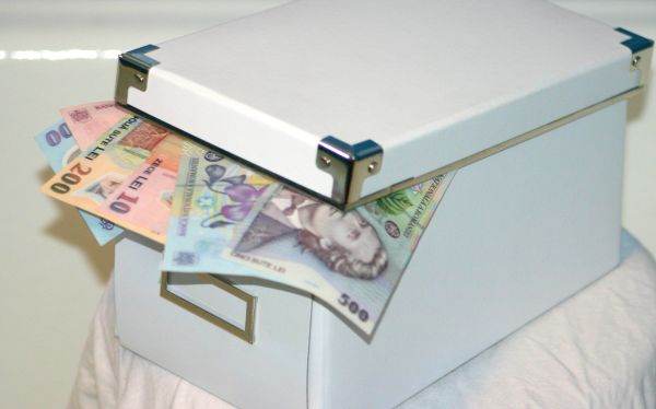 Companiile revin la primele în bani de sărbători