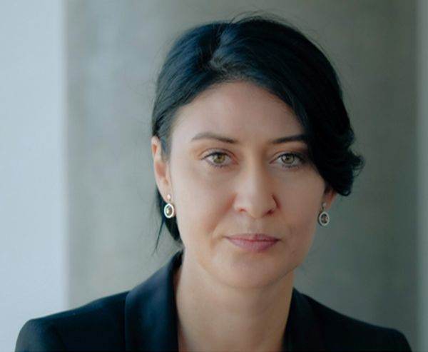 Iulia Bratu, Partener Asociat, Strategie şi Tranzacţii, EY România