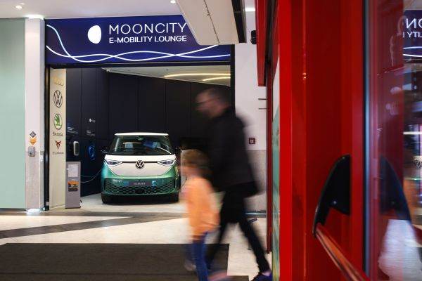 Porsche România deschide primul showroom din România dedicat exclusiv mobilităţii electrice