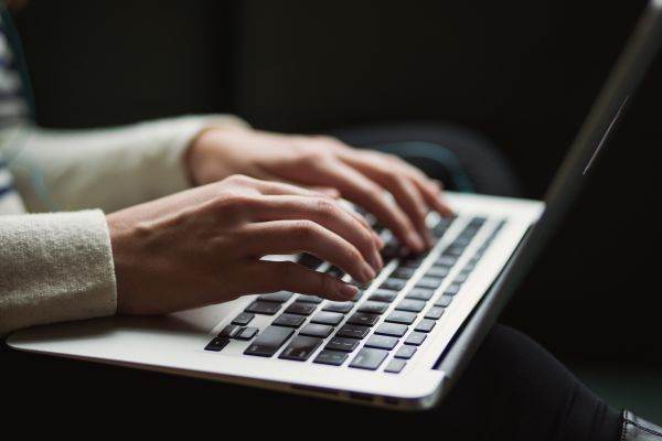 Liderii în experienţele oferite clienţilor sunt cei care utilizează soluţiile de Inteligenţă Artificială şi Analytics